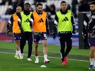 Manchester United's English midfielder #37 Kobbie Mainoo (2L) warms up ahead of the English Premier League football match between West Ham United and Manchester United at the London Stadium in east London on February 10, 2026. (Photo by Ian Kington / AFP) / RESTRICTED TO EDITORIAL USE. No use with unauthorized audio, video, data, fixture lists, club/league logos or 'live' services. Online in-match use limited to 120 images. An additional 40 images may be used in extra time. No video emulation. Social media in-match use limited to 120 images. An additional 40 images may be used in extra time. No use in betting publications, games or single club/league/player publications. /