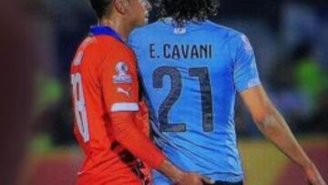 La acción de Gonzalo Jara a Edinson Cavani a los 62 minutos de partido que generó la expulsión del jugador.