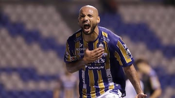 MEX108. PUEBLA (MÉXICO), 15/08/2025.- João Pedro de San Luis celebra un gol este viernes, durante un partido del torneo Apertura 2025 de la Liga MX entre Puebla y Atlético San Luis en el estadio Cuauhtémoc, en Puebla (México). EFE/ Hilda Ríos
