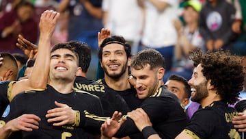 INGLEWOOD (United States), 24/03/2025.- Raul Jimenez of Mexico (C) is greeted by teammates after scoring during the first half of the CONCACAF Nations League Finals soccer match between Mexico and Panama in Inglewood, California, USA, 23 March 2025. EFE/EPA/CAROLINE BREHMAN