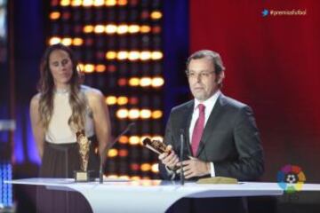 Sandro Rosell recoge el premio de Messi al mejor jugador y mejor delantero.