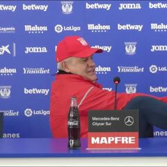 La genialidad de Aguirre ante la prensa: "Les voy a enseñar un truco, que están aquí muy bien, ¡cabrones!"