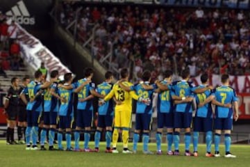 En el estadio Monumental se guardó un minuto de silencio en homenaje a las víctimas del accidente aéreo de los Alpes.