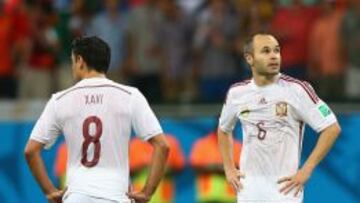 ¿Es el final
de un modelo?
Xavi sólo jugó 90’. Del Bosque no le vio en condiciones para Chile. La columna de España en otros torneos se cae. Iniesta intenta recoger el testigo. Y no fue el peor en la debacle, pero no consigue mantener en pie el mismo modelo de juego.