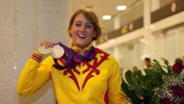 Mireia Belmonte, con sus dos medallas ol&iacute;mpicas de Londres 2012.