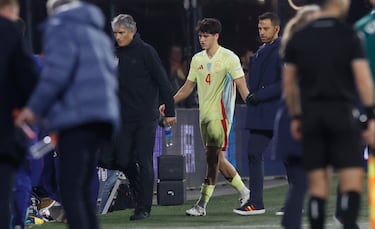 El defensa central de la selección española se retira con molestias en su tobillo derecho. El debutante Dejan Huijsen entra por el canterano azulgrana.