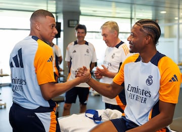 Mbappé y Alaba se saludan en Valdebebas.