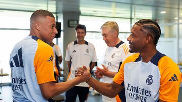 Mbappé saluda a Alaba, en presencia de Carlo Ancelotti, el día de su presentación.