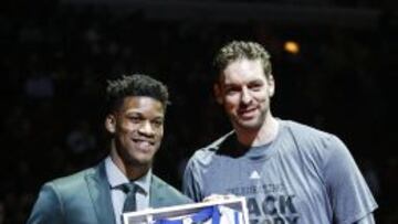 Jimmy Butler y Pau Gasol, cuando recibieron la pasada semana su camiseta del All Star Game de Toronto.