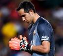Claudio Bravo acrecienta su leyenda en el arco del Barcelona
