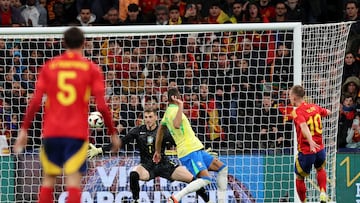 Olmo marca el segundo de España ante Brasil en el Bernabéu.