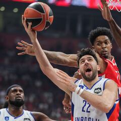 Micic silencia la marea roja con un triple de ensueño