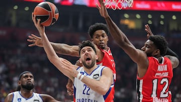 Vasilije Micic, base del Anadolu Efes, ante el Olympiacos en la semifinal de la Final Four.