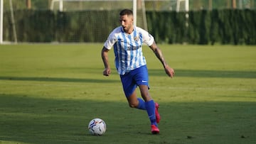 Tete Morente conduce el bal&oacute;n durante un partido de esta pretemporada.