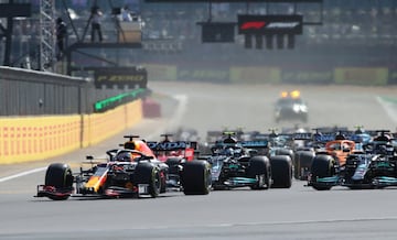 En la parte delantera Verstappen le arrebató la primera plaza Hamilton.