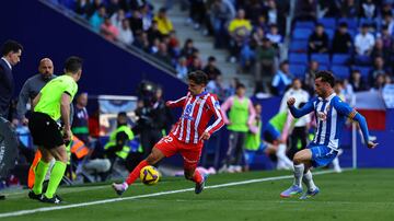 Giuliano Simeone corre por la banda con el baln cuando se tropiezan l y el linier, Alberto Rodrguez Moreno. 


