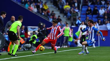 Giuliano Simeone corre por la banda con el balón cuando se tropiezan él y el linier, Alberto Rodríguez Moreno. 



