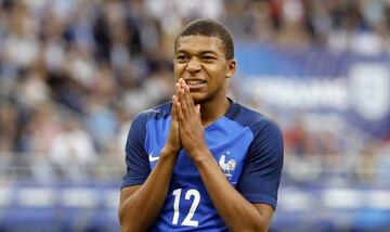 PR01. PARÍS (FRANCIA), 13/06/2017.- Kylian Mbappe de Francia se lamenta hoy, martes 13 de junio de 2017, durante un partido amistoso entre Francia e Inglaterra en el Estadio De Francia en París (Francia). EFE/ETIENNE LAURENT