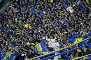 Boca ganó con goles de Pavón y Pezzella en contra, el primero de los tres superclásicos de Argentina.