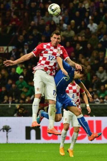 Italia - Croacia. Mario Mandzukic de cabeza con Matteo Darmian.