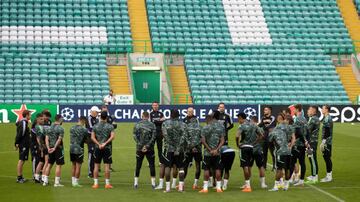 Ancelotti habla con sus futbolistas antes del entrenamiento en el Celtic Park.