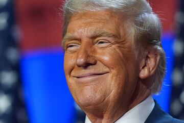 Donald Trump visiblemente sonriente durante el discurso en el Centro de Convenciones de Palm Beach.