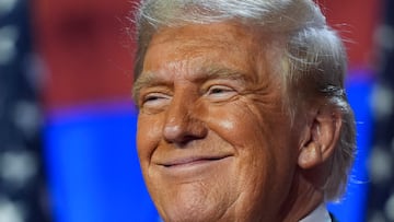 Donald Trump visiblemente sonriente durante el discurso en el Centro de Convenciones de Palm Beach.