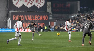 Valverde recogió un balón y, desde larga distancia, se sacó un latigazo durísimo y seco, imparable para Batalla.