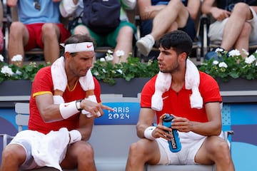 Nadal da instrucciones a Alcaraz en un intercambio.