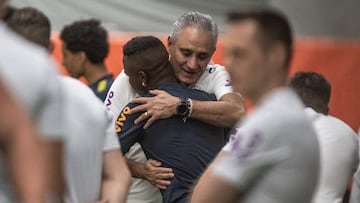 Tite abraza a Vinicius Jr durante un entrenamiento de la selecci&oacute;n brasile&ntilde;a en Miami.