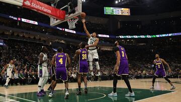 MILWAUKEE, WISCONSIN - NOVEMBER 17: Giannis Antetokounmpo #34 of the Milwaukee Bucks shoots over Dwight Howard #39 of the Los Angeles Lakers during the first half of a game at Fiserv Forum on November 17, 2021 in Milwaukee, Wisconsin. NOTE TO USER: User expressly acknowledges and agrees that, by downloading and or using this photograph, User is consenting to the terms and conditions of the Getty Images License Agreement. Stacy Revere/Getty Images/AFP
== FOR NEWSPAPERS, INTERNET, TELCOS & TELEVISION USE ONLY ==