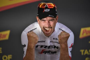 John Degenkolb celebrando en el podium tras su victoria en la etapa de hoy.