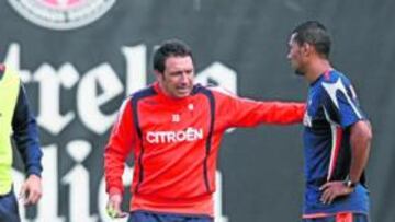 <b>EXIGENTE. </b>Eusebio Sacristán no paró de dar indicaciones a sus pupilos en el entrenamiento de ayer.