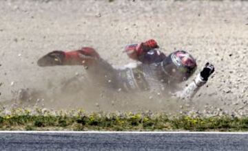 El piloto español de MotoGP Jorge Lorenzo (Yamaha) sufre una caída durante la tercera sesión de entrenamientos libres del Gran Premio de Cataluña, previos a la clasificación.