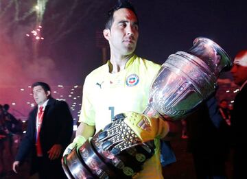 Claudio Bravo suma 21 títulos en su carrera. En Europa ganó ocho con Barcelona y ocho con el Manchester City. Además, tiene dos Copa América con la Roja.