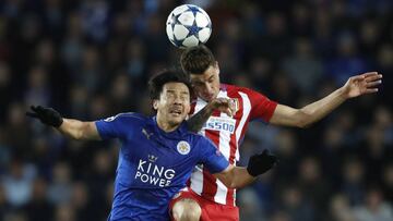 Gim&eacute;nez, en acci&oacute;n ante Shinji Okazaki.