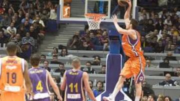 <b>ESPECTÁCULO CLAVER. </b>El alero internacional del Valencia hizo un partidazo con mates como este.