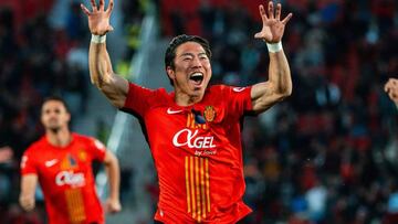 El delantero japonés del Mallorca, Takuma Asano, celebra su primer gol como mallorquinista en Son Moix.