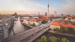 Berlín puede considerarse perfectamente como una de las capitales europeas más poliédricas. Con su omnipresente Muro, símbolo de la Guerra Fría y de la división de Alemania, en el recuerdo, la ciudad ha evolucionado hacia un lugar lleno de contrastes en el que la historia está muy presente. El bulevar Karl-Marx-Allee, las tiendas deslumbrantes a lo largo de Kurfürstendamm, el barrio de Hansa (Hansaviertel), el parque urbano de Tiergarten; Alexanderplatz, que aún rezuma algo del antiguo Oriente; y Prenzlauer Berg, donde hay agradables cafeterías y lugares para almorzar, son algunos de los lugares imprescindibles para el transeúnte.