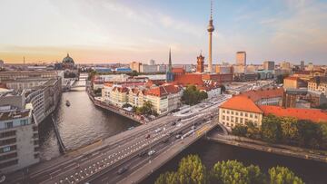 Berlín puede considerarse perfectamente como una de las capitales europeas más poliédricas. Con su omnipresente Muro, símbolo de la Guerra Fría y de la división de Alemania, en el recuerdo, la ciudad ha evolucionado hacia un lugar lleno de contrastes en el que la historia está muy presente. El bulevar Karl-Marx-Allee, las tiendas deslumbrantes a lo largo de Kurfürstendamm, el barrio de Hansa (Hansaviertel), el parque urbano de Tiergarten; Alexanderplatz, que aún rezuma algo del antiguo Oriente; y Prenzlauer Berg, donde hay agradables cafeterías y lugares para almorzar, son algunos de los lugares imprescindibles para el transeúnte.