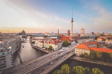 Berlín puede considerarse perfectamente como una de las capitales europeas más poliédricas. Con su omnipresente Muro, símbolo de la Guerra Fría y de la división de Alemania, en el recuerdo, la ciudad ha evolucionado hacia un lugar lleno de contrastes en el que la historia está muy presente. El bulevar Karl-Marx-Allee, las tiendas deslumbrantes a lo largo de Kurfürstendamm, el barrio de Hansa (Hansaviertel), el parque urbano de Tiergarten; Alexanderplatz, que aún rezuma algo del antiguo Oriente; y Prenzlauer Berg, donde hay agradables cafeterías y lugares para almorzar, son algunos de los lugares imprescindibles para el transeúnte.