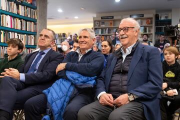 José Manuel Franco, secretario de Estado para el Deporte; Carlos Alonso 'Santillana' y Vicente del Bosque.