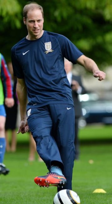 Referee Howard Webb (L) shares a joke with Polytechnic FC player Bojan Jelovac. El píncipe William antes del comienzo del encuentro.