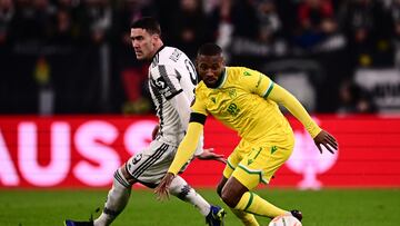Nantes' French forward Marcus Coco (R) works around Juventus' Serbian forward Dusan Vlahovic during the UEFA Europa League round of 32, first leg football match between Juventus FC and FC Nantes, on February 16, 2023 at the Juventus stadium in Turin. (Photo by Marco BERTORELLO / AFP)