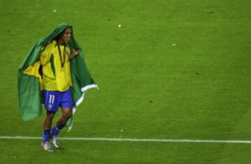 Ronaldinho está de fiesta, el brasileño celebra 36 años de vida