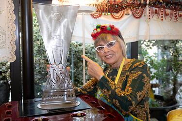 Da Giuliana. Como conocen todos a Giulia D’Ambrosio, la dueña y estrella del restaurante. Imágenes de Gasperini con vestimenta papal, una Europa League firmada por el técnico, infinitos guiños al club. 