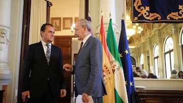 25/07/22
ACTO EN EL AYUNTAMIENTO DE MALAGA Y EL MALAGA CF
JOSE MARIA MU?OZ ADMINISTRADOR CONCURSAL DEL MALAGA CF Y EL ALCALDE DE MALAGA FRANCISCO DE LA TORRE