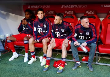 ABRIL: James en el banco durante un clásico de Alemania contra Borussia Dortmund. 