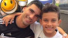 El fallecido futbolista Jos&eacute; Antonio Reyes con su hijo mayor, Jos&eacute; Antonio. 