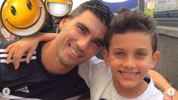 El fallecido futbolista Jos&eacute; Antonio Reyes con su hijo mayor, Jos&eacute; Antonio. 